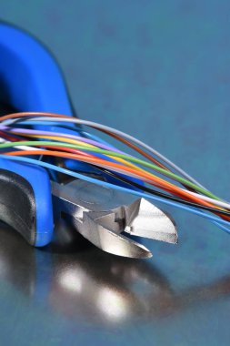Elektrikçi ve kabloları metal yüzeyi için Araçlar