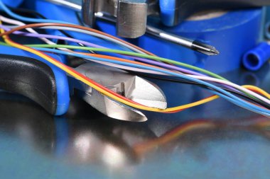 Elektrik araçları, bileşen ve kabloları metal yüzeyi