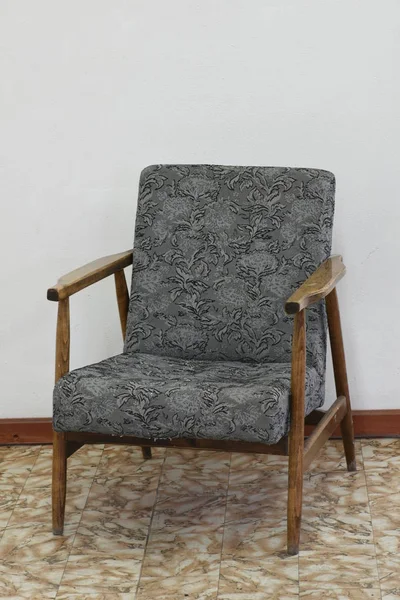 Stary Fotel Moda Opuszczonym Pokoju — Zdjęcie stockowe