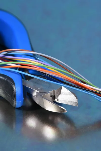 Werkzeuge Für Elektriker Und Kabel Auf Metalloberfläche — Stockfoto