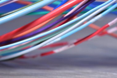 Metal arka plan üzerinde elektrik kabloları