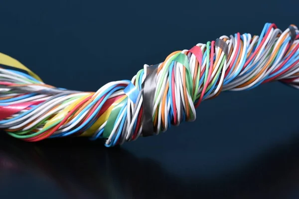 Remolino Cable Eléctrico Multicolor Sobre Fondo Oscuro —  Fotos de Stock