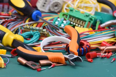Araçlar ve elektrik yüklemelerinde kullanılan bileşen