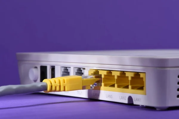 Kabel Ansluten Till Internet Router — Stockfoto