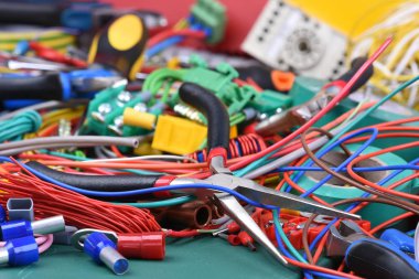 Araçlar ve elektrik yüklemelerinde kullanılan bileşen