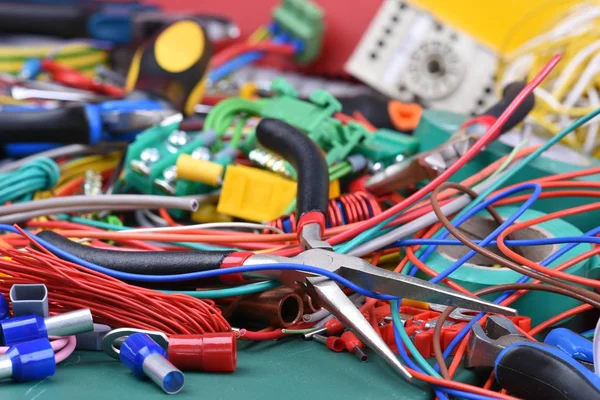 Araçlar ve elektrik yüklemelerinde kullanılan bileşen