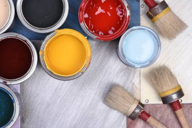 Boya fırçaları ve kutular Üstten Görünüm