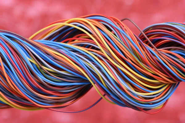 Veelkleurige Elektrische Kabelproducten Rode Achtergrond — Stockfoto