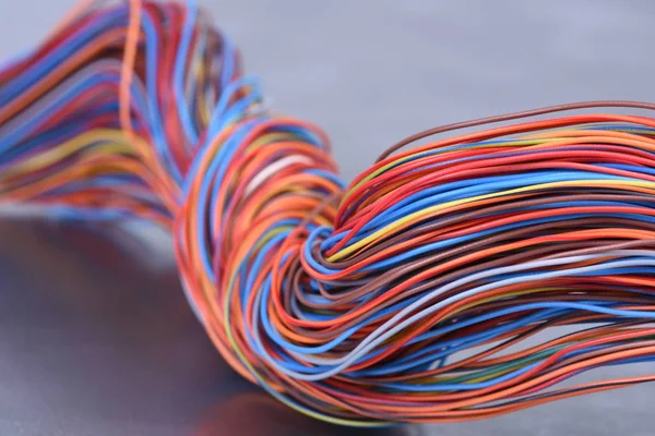 色とりどりの電気ケーブルやワイヤ — ストック写真