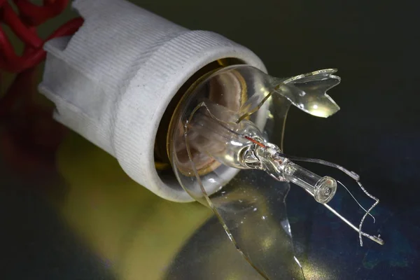 Broken Light Bulb Close — Stock Photo, Image