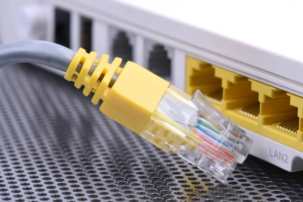 Netzwerkkabel Und Router Nahaufnahme Mit Selektivem Fokus — Stockfoto