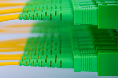 Fiber optik yama kablosu dağıtım paneline bağlandı