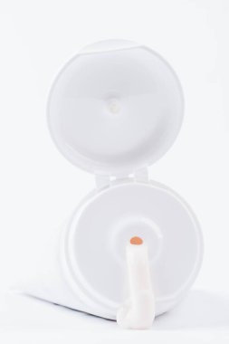 Tek kişilik beyaz bir tüp krem ile açılmış.