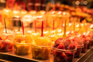 Markette taze meyve tabağı.