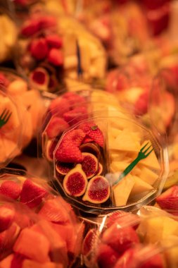 Sokak pazarında meyve kabı.