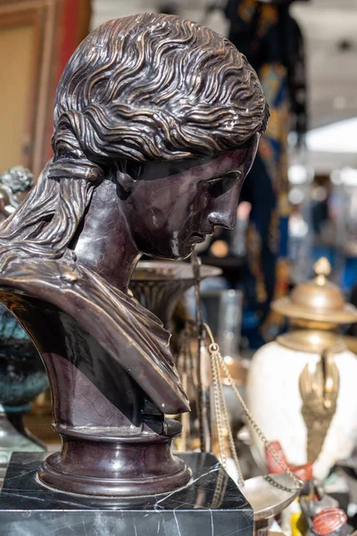 Πέτρινο Αγαλματίδιο Γυναίκας Στην Υπαίθρια Αγορά — Φωτογραφία Αρχείου