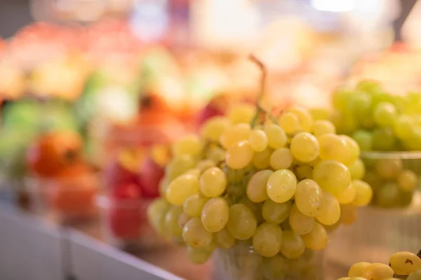 Bouquet Raisins Sur Marché Alimentaire Décrochage Avec Fond Flou — Photo