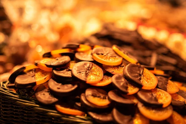 Pomarańcze Kandyzowane Zanurzone Czekoladzie Rynku Food Stall — Zdjęcie stockowe