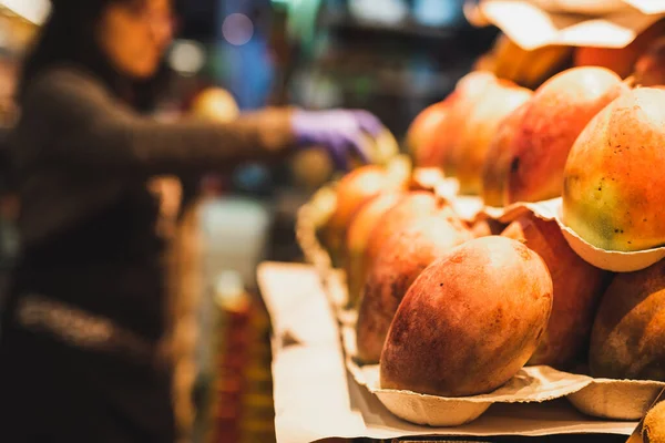 Mangó Gyümölcs Élelmiszerpiacon Közelkép — Stock Fotó