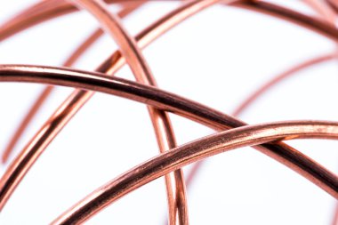 Beyaz Arkaplanda Bakır Kablo İzole Edildi