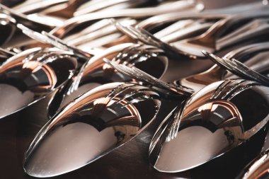 Oteldeki açık büfe kahvaltı masasında kaşıklar ve çatallar