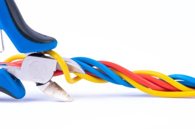 Elektrikli kerpeten ve kablolar yakın plan, beyaz arkaplanda izole