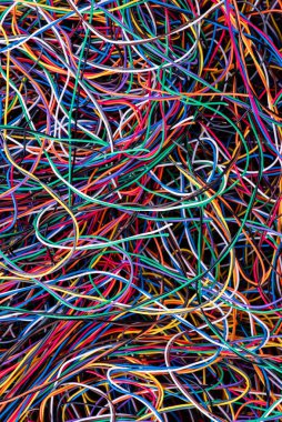 Renkli elektrik telekomünikasyon kablosu döküntüsü yakın plan, geri dönüşüm endüstrisi