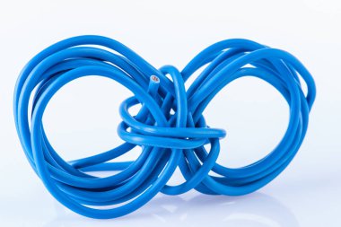 Elektrik tesisatında kullanılan, beyaz arkaplanda izole edilmiş bakır kablo parşömeni