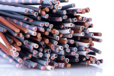 Renkli elektrik kablosu yakın plan.