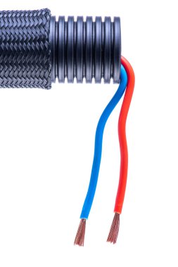 Beyaz Arkaplanda İzole edilmiş Kablolu Borular, Elektrik Kurulumu ve Ev Yenileme Minimalizmi Konsepti