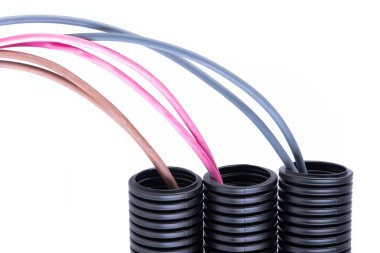 Beyaz Arkaplanda izole edilmiş Elektrik Kurulum Kabloları ile Oluklu Borular