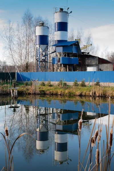 水との接続自然と産業の近くの工場 — ストック写真