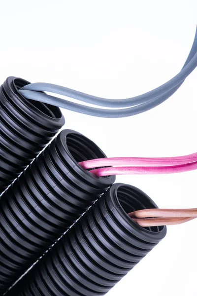 Tubos Corrugados Con Cables Instalación Eléctrica Aislados Sobre Fondo Blanco — Foto de Stock