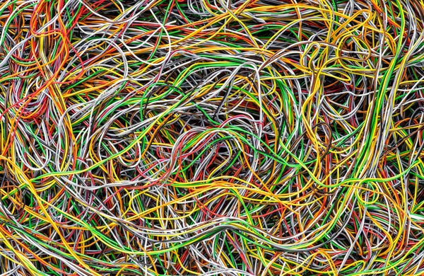 多彩的电气和电信电缆网络混乱作为背景 — 图库照片