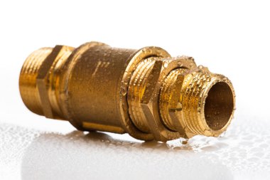 Pirinç sığdırma bağlantısı beyaz ıslak masada izole edildi