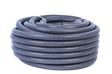 Beyaz arkaplanda izole edilmiş elektrik tesisatı için plastik boru rulosu