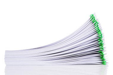 Ofis masası, beyaz arkaplanda ataç bulunan belge yığını