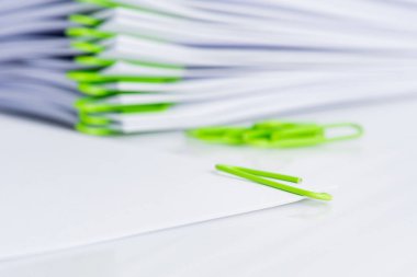 Ofis masasının üstündeki boş kağıt kapağı.