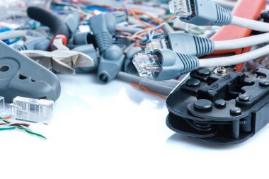 Ağ ethernet yama kablosu hizmetinde kullanılan araçlar ve kablolar