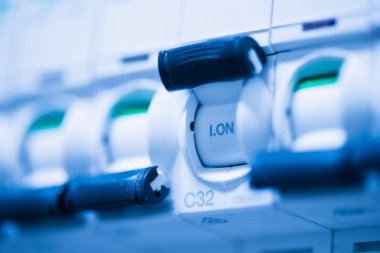 Elektrik güç kaynağı devre kesicisi sigorta kutusunu kapatın.