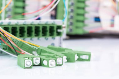 Sanayi teknolojisi ağ donanımı, yama paneli ile fiber optik kablolar