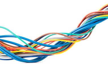 Beyaz arkaplanda izole edilmiş renkli elektrik kablosu