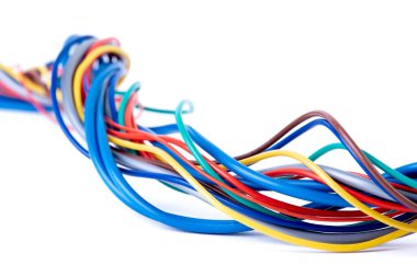 Beyaz arkaplanda izole edilmiş yakın çekim elektrik kablosu ve kablo