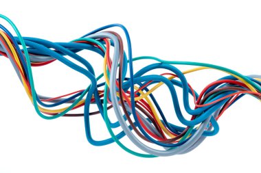 Beyaz arkaplanda izole edilmiş yakın çekim elektrik kablosu ve kablo