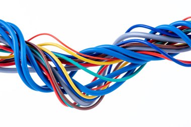 Beyaz arkaplanda izole edilmiş yakın çekim elektrik kablosu ve kablo