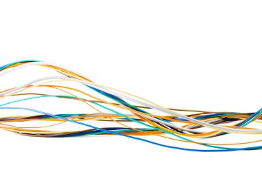 Beyaz arkaplanda izole edilmiş renkli elektrik kablosu ve kablo