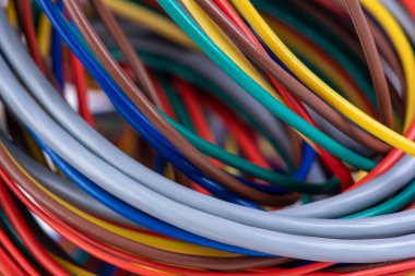 Çok renkli bilgisayar kablosu girdabı 