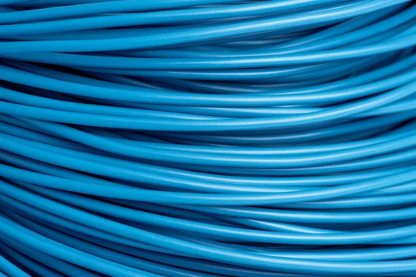 青の電気ケーブルのクローズアップの背景のロール — ストック写真