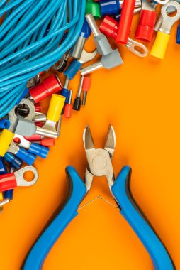 Teçhizat ve aksesuarlar atölye masasının üstündeki elektrik tesisatında kullanılır.