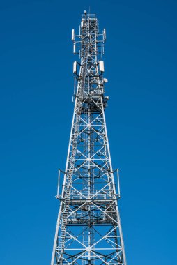 Açık mavi gökyüzü ile iletişim kulesi